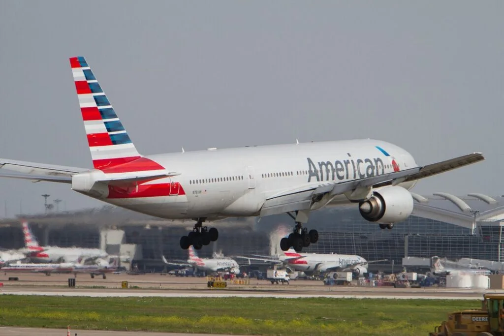 Суд разрешил продолжить иск пассажирки к American Airlines