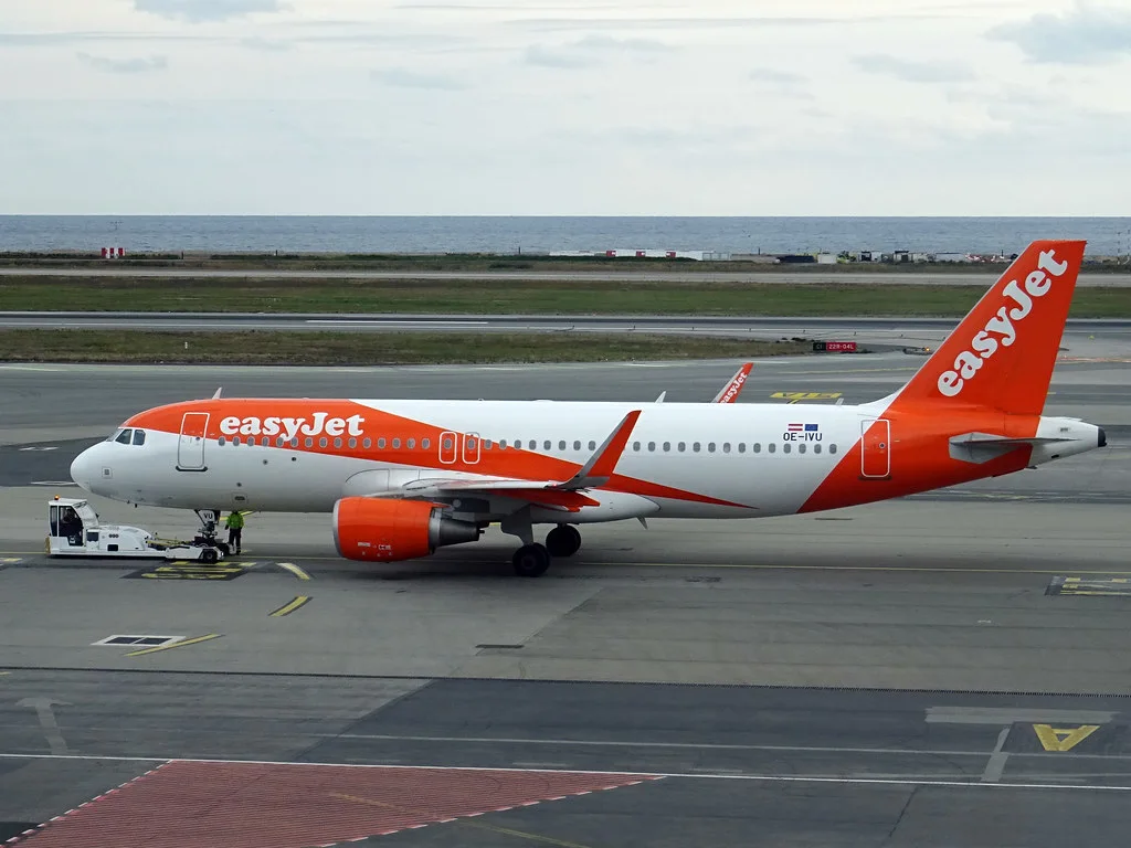 Зарплата главы easyJet Кентона Джарвиса в 2026 году: оклад и акции