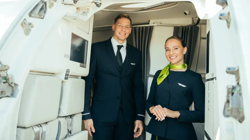 Зарплата бортпроводников airBaltic в 2026 году: обучение и состав выплат