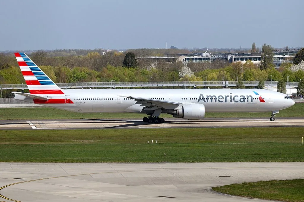 Суд разрешил продолжить иск пассажирки к American Airlines