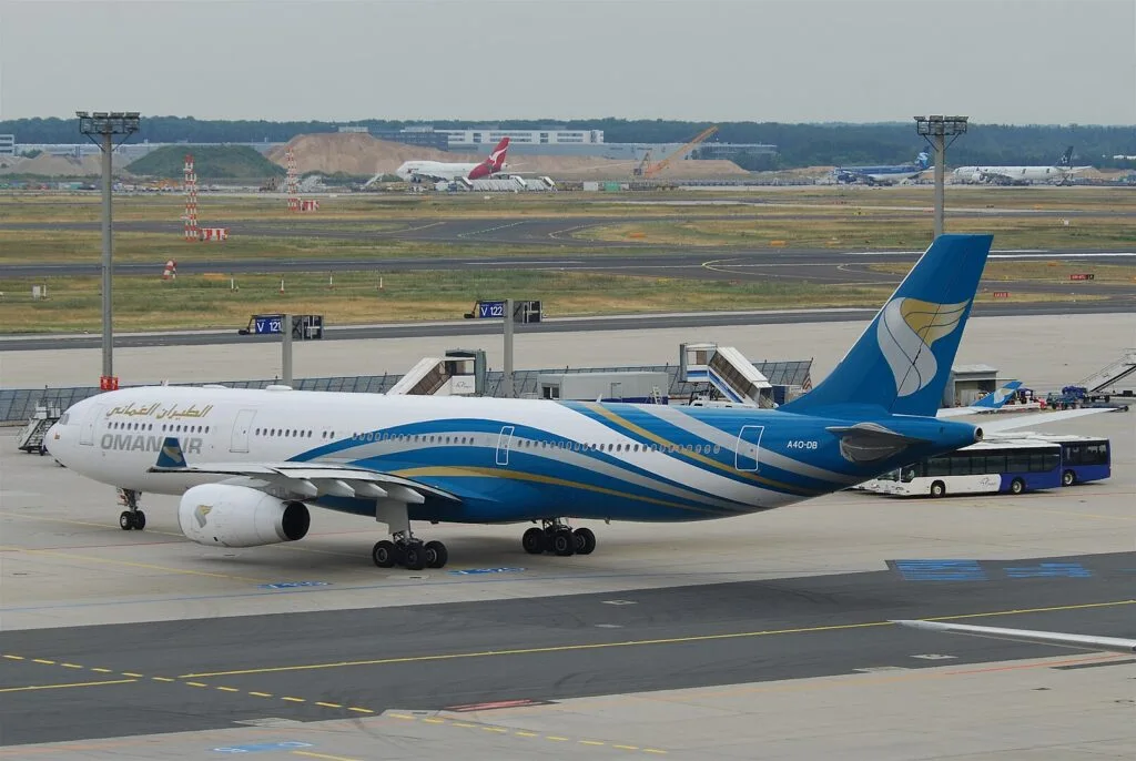 Зарплата пилотов Oman Air в 2026 году: доход, льготы и требования