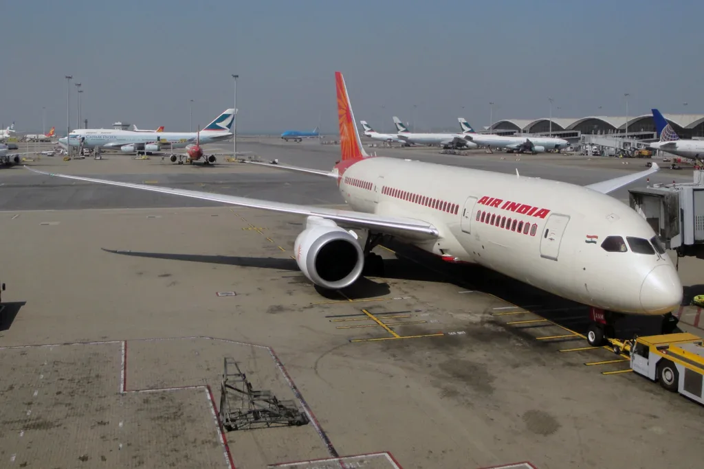Полиция расследует исчезновение 2120 долларов из багажа сотрудницы Air India