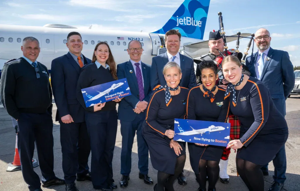 Зарплата бортпроводников JetBlue в 2026 году: ставки, доход и требования