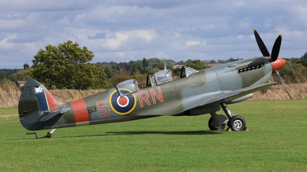 Spitfire RK858 снова полетел после восстановления в Даксфорде