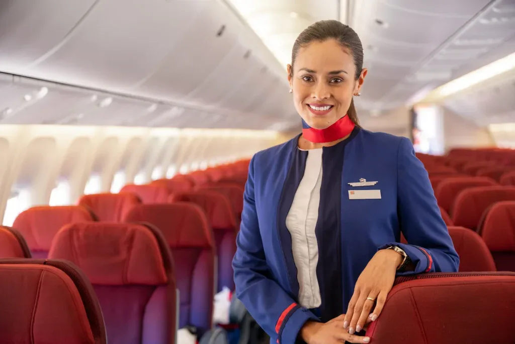 Зарплаты бортпроводников LATAM в 2026 году: почему важна страна базы