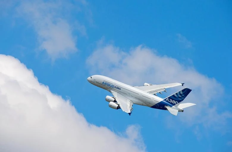Airbus A380 в полёте. Схема салона зависит от авиакомпании
